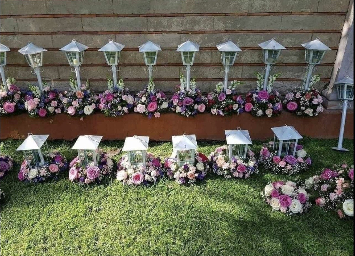 Arreglos florales con lámparas