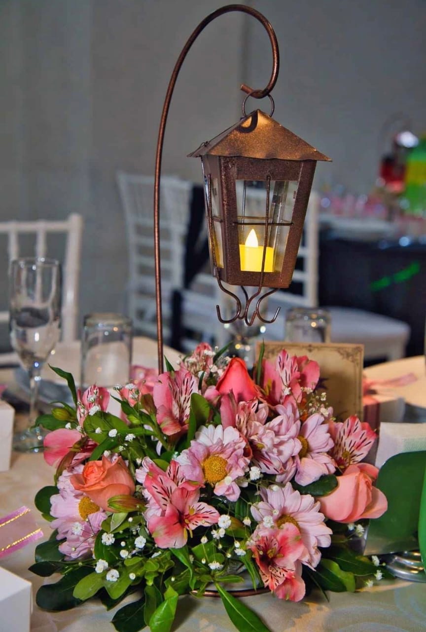 Centro de mesa floral con lámpara
