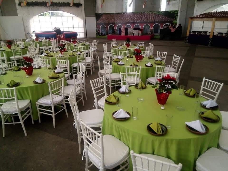 Montaje de salón con mesas verdes