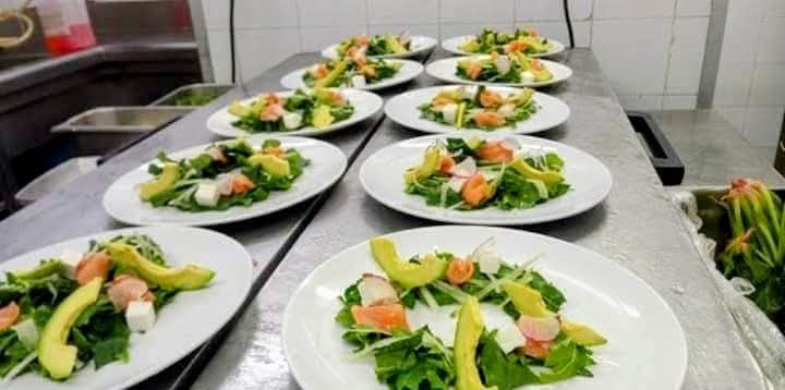 Platillos servidos con ensalada